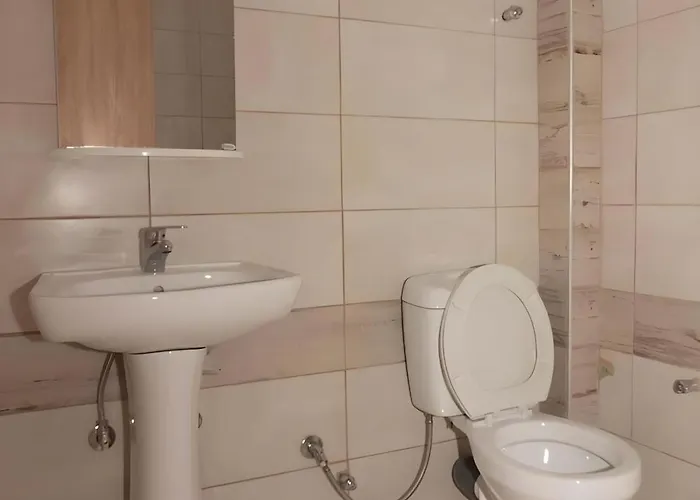 For Rent Hermanos 酒店 *